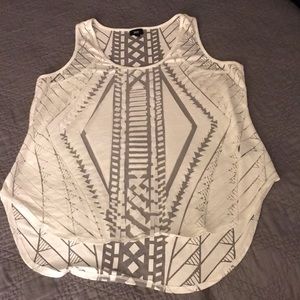 White tank top with see through patterns XXL